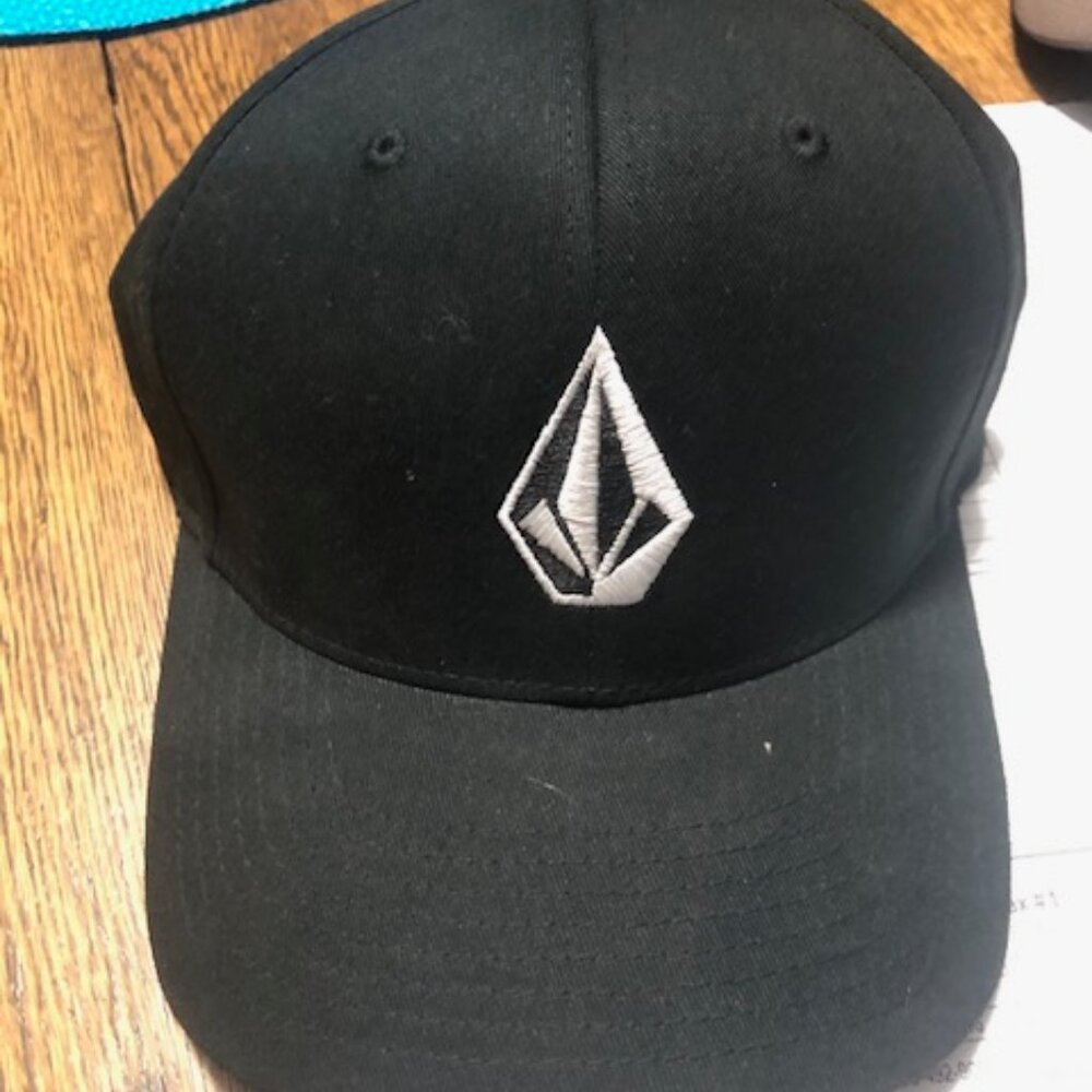 New Black Volcom Cap Baseball Hat Flexfit Small Medium S-M